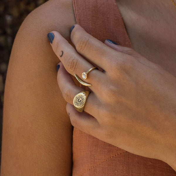 Luz de la Luna Signet Ring